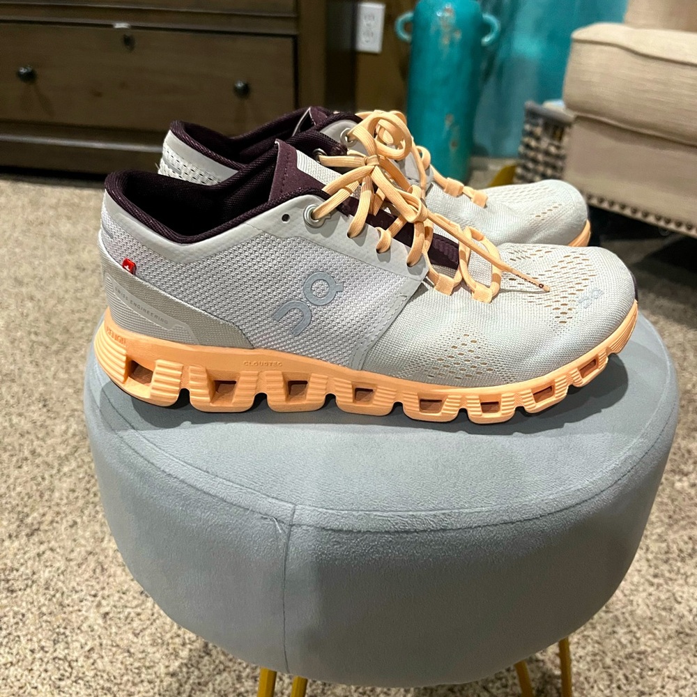 Women’s On Cloud Running Shoes Size 7